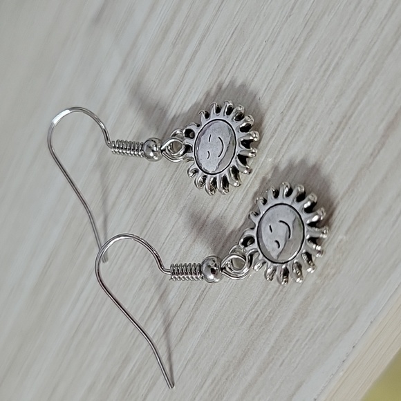 "Eres un Sol" Smiling Sun Drop Earrings - Picture 3 of 6